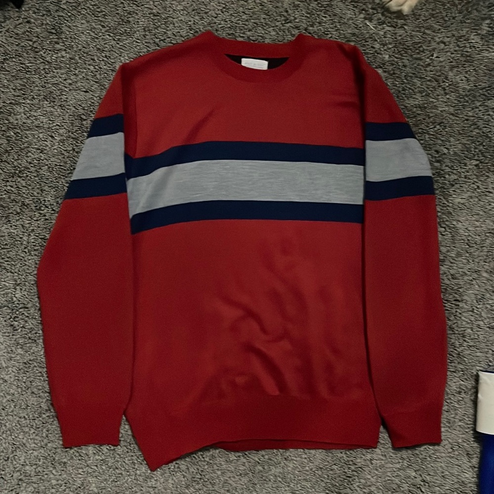 selling a sweater. i got it from tj-max. it hasn’t been worn. size large.